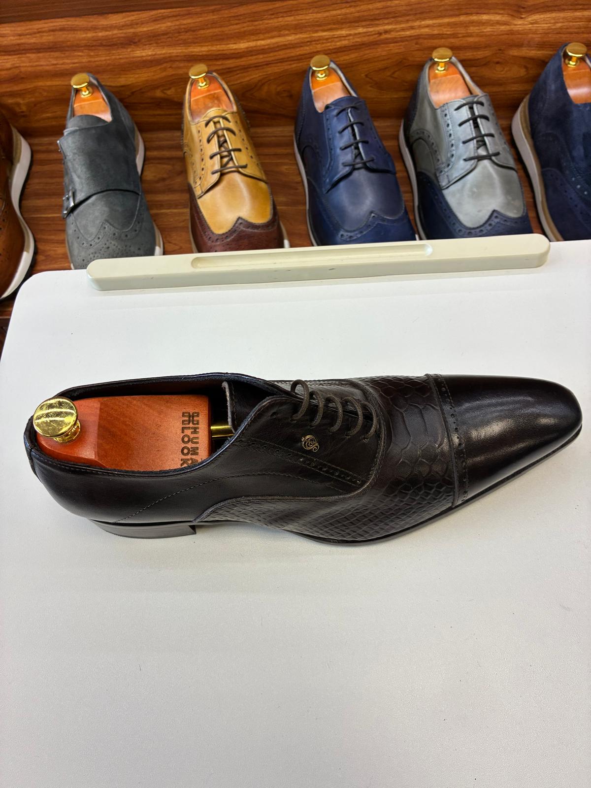 Artisan Onyx Medallion Dress Shoe