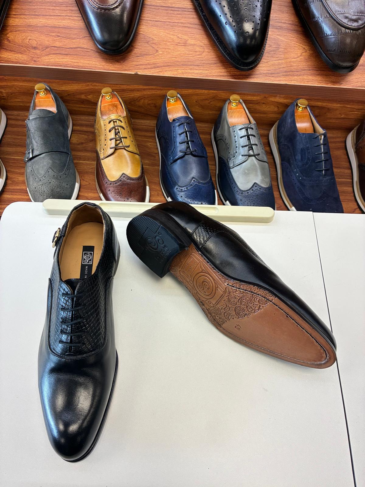 The Onyx Buckle-Detail Scale Oxford - Image 4