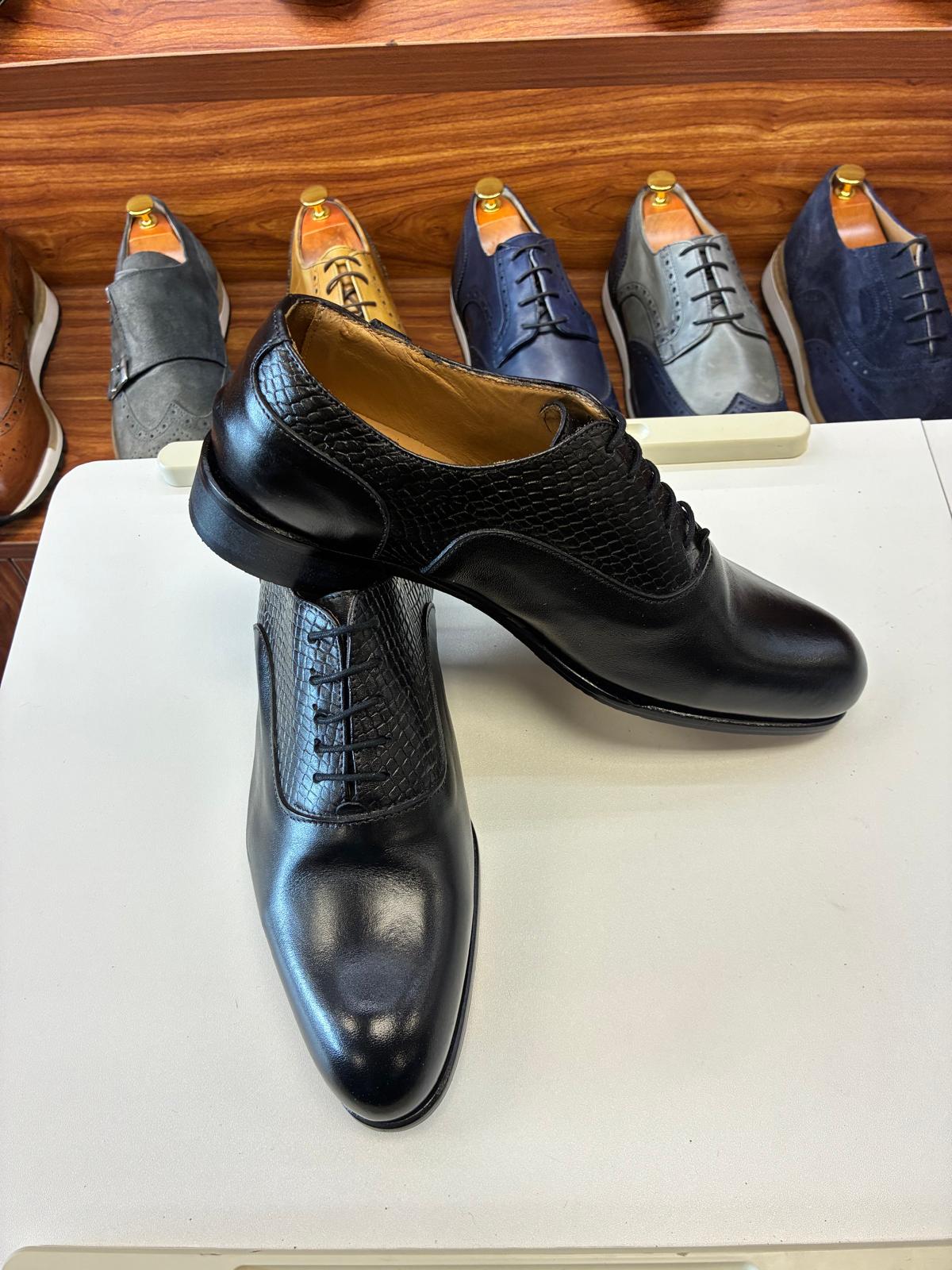 The Onyx Buckle-Detail Scale Oxford - Image 3