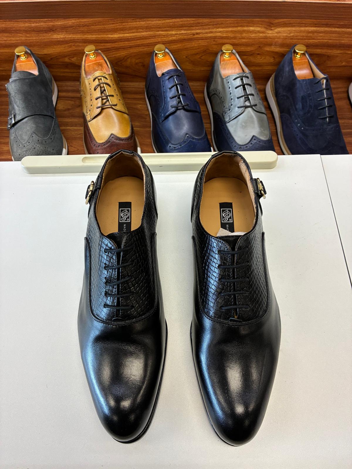 The Onyx Buckle-Detail Scale Oxford - Image 2