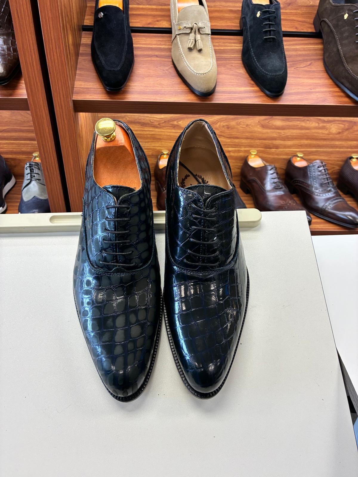 Noir Prestige Lace-Up