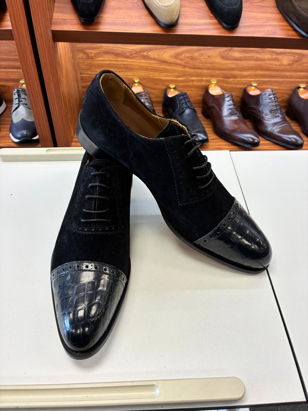 Noir Textura Lace-Up - Image 4