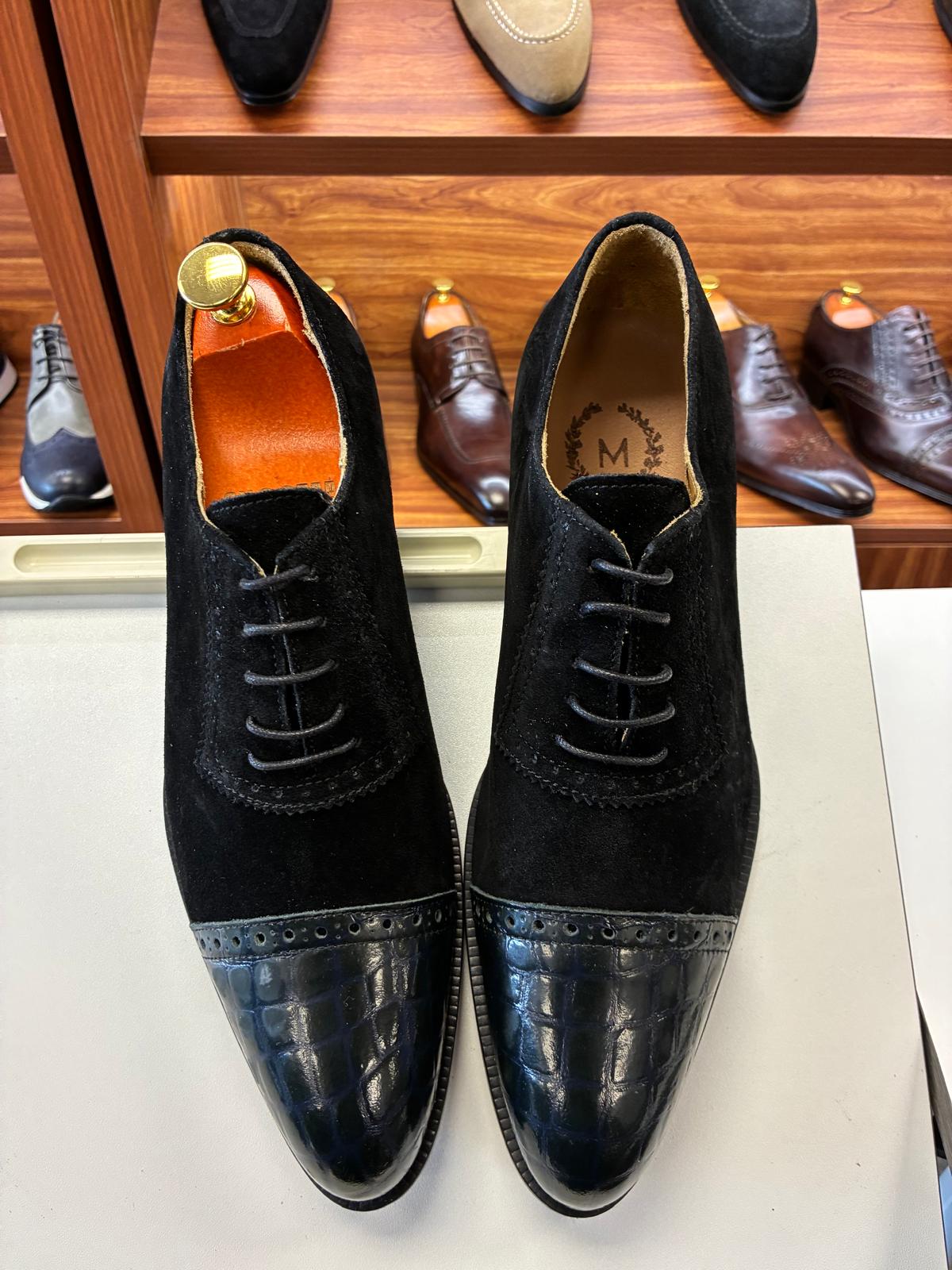 Noir Textura Lace-Up